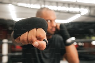 Ein Mann zeigt mit dem Finger auf die Kamera