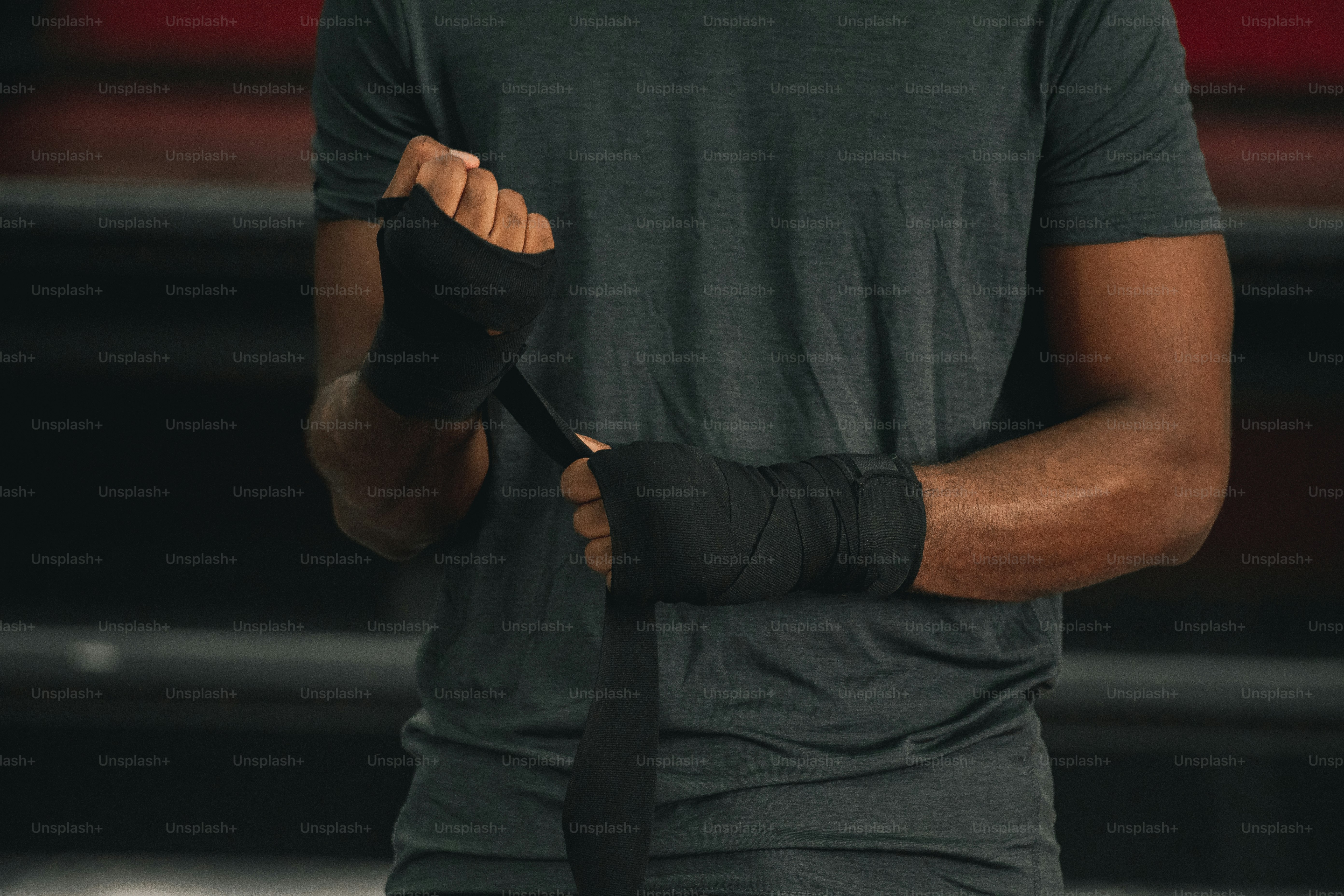 Un uomo con un tutore da polso che tiene una cravatta nera