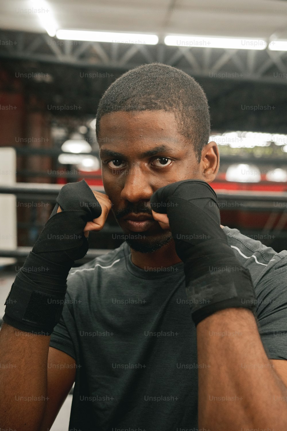 Un homme sur un ring de boxe avec des gants