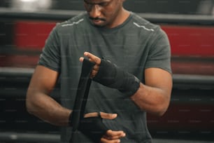 Un hombre sosteniendo un objeto negro en su mano derecha
