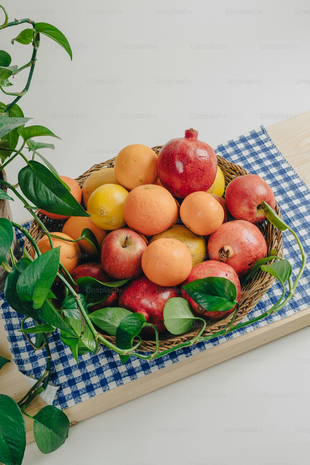 uma cesta cheia de muita fruta em cima de uma mesa