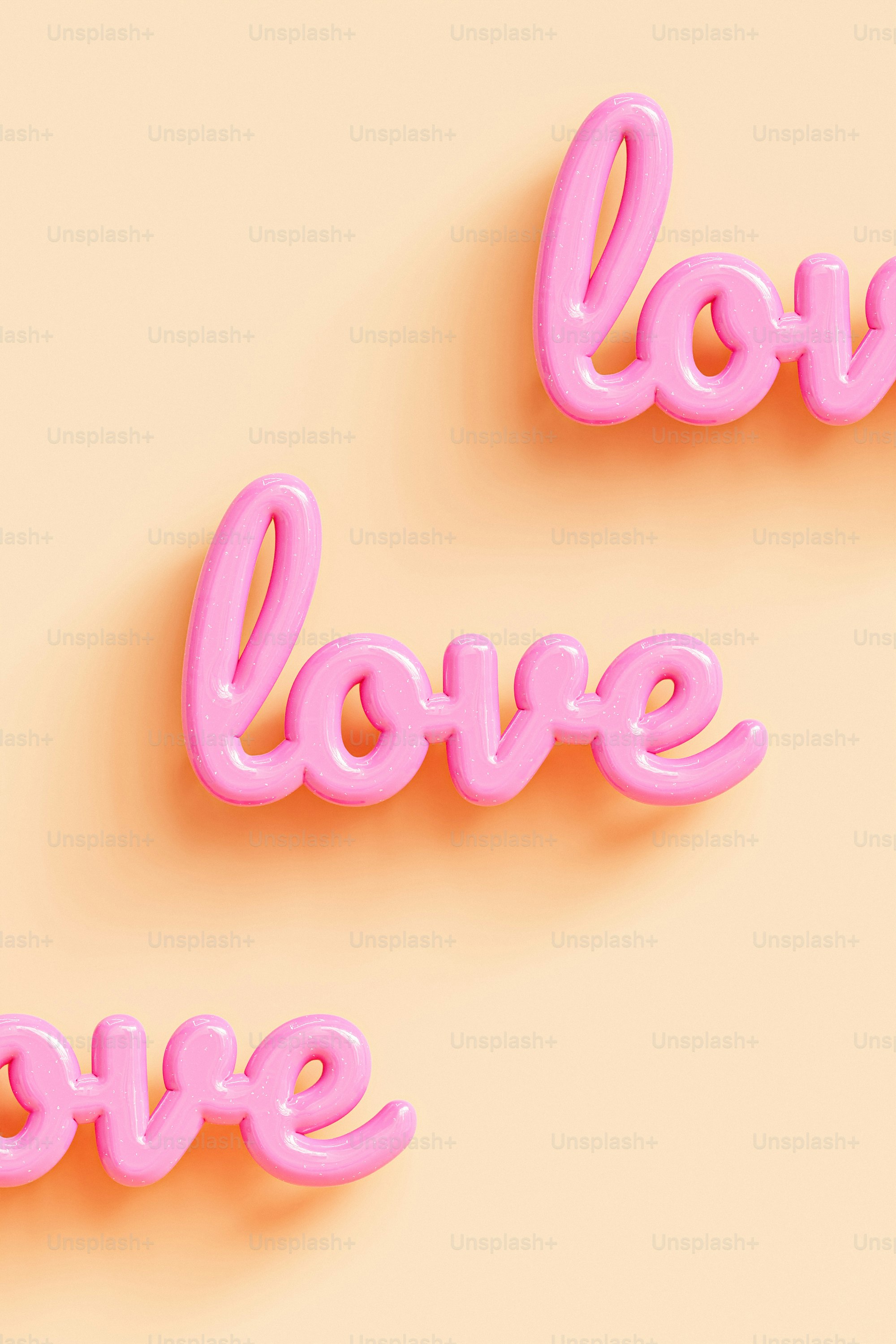quelques lettres roses qui sont côte à côte