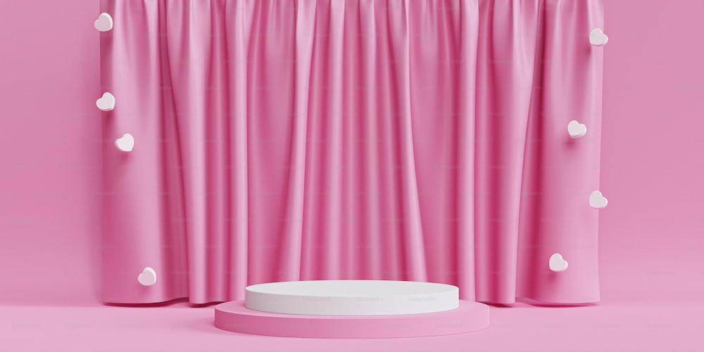 Una habitación rosa con una mesa redonda y cortinas rosas
