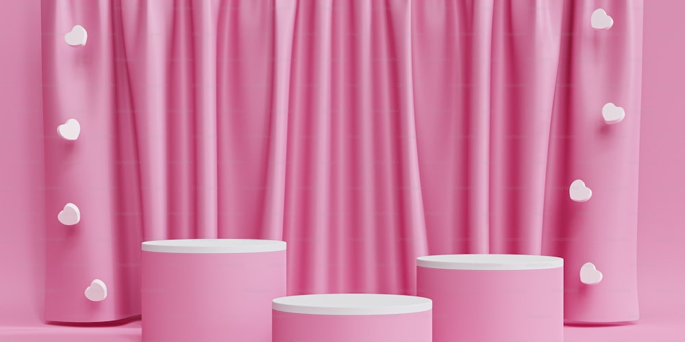 um conjunto de três bancos redondos em frente a uma cortina rosa
