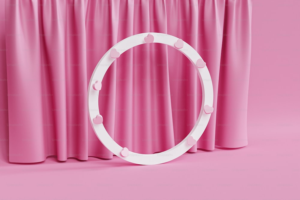 una cortina rosa con un círculo blanco