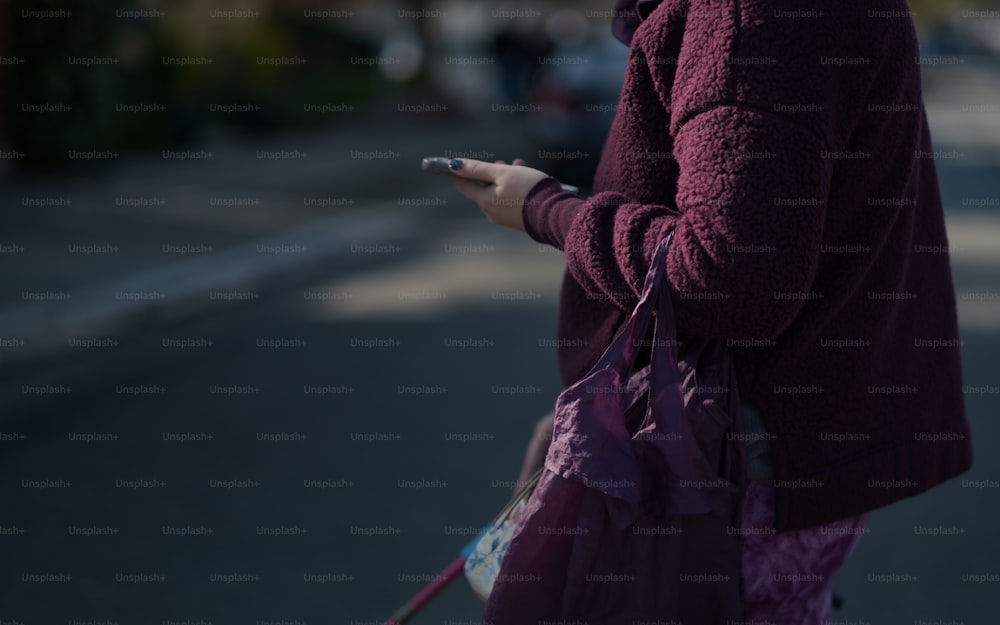 Una donna che tiene un cellulare in mano