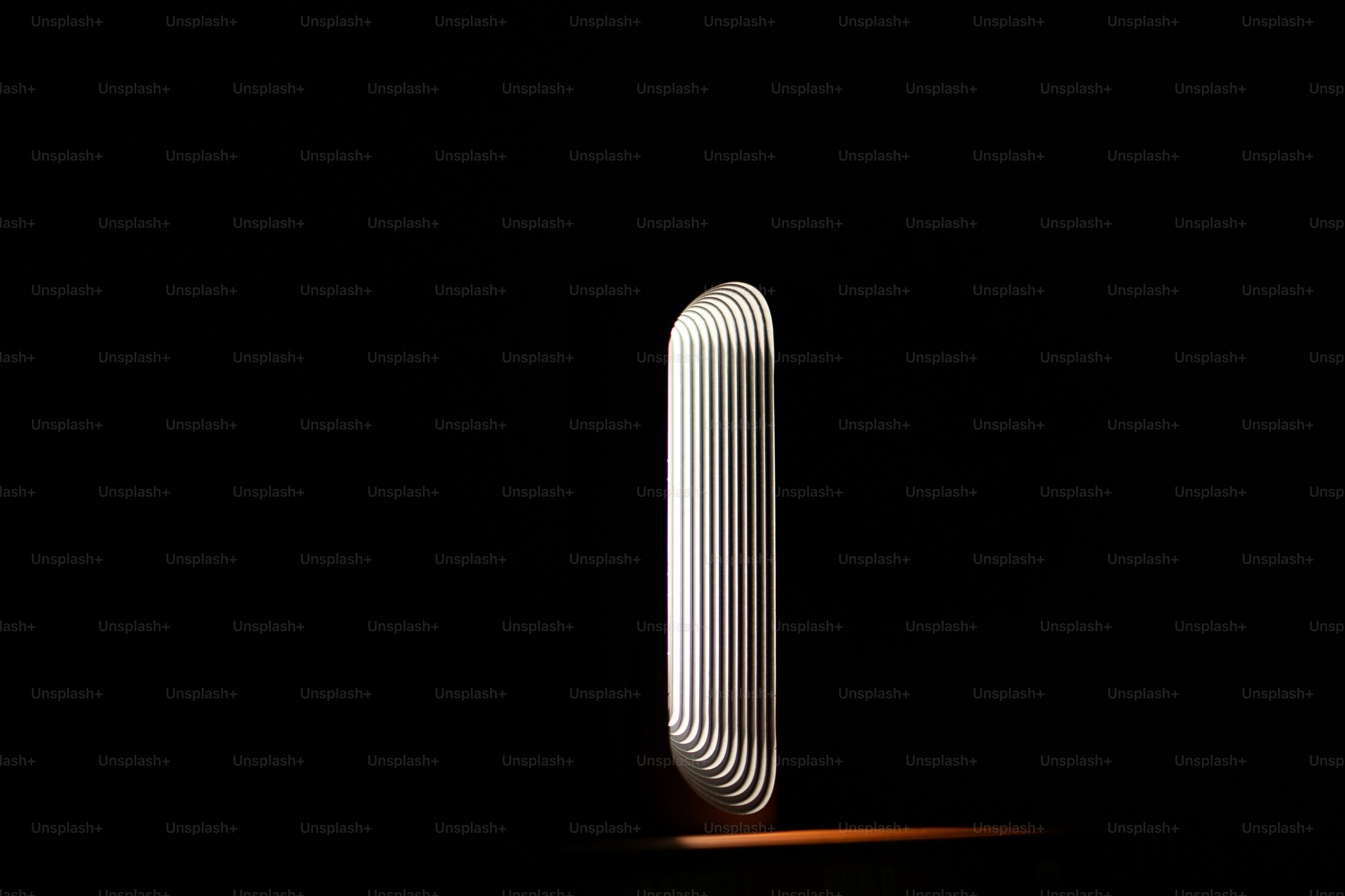 un grand objet blanc assis sur une table