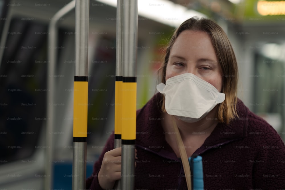 uma mulher usando uma máscara facial em um trem
