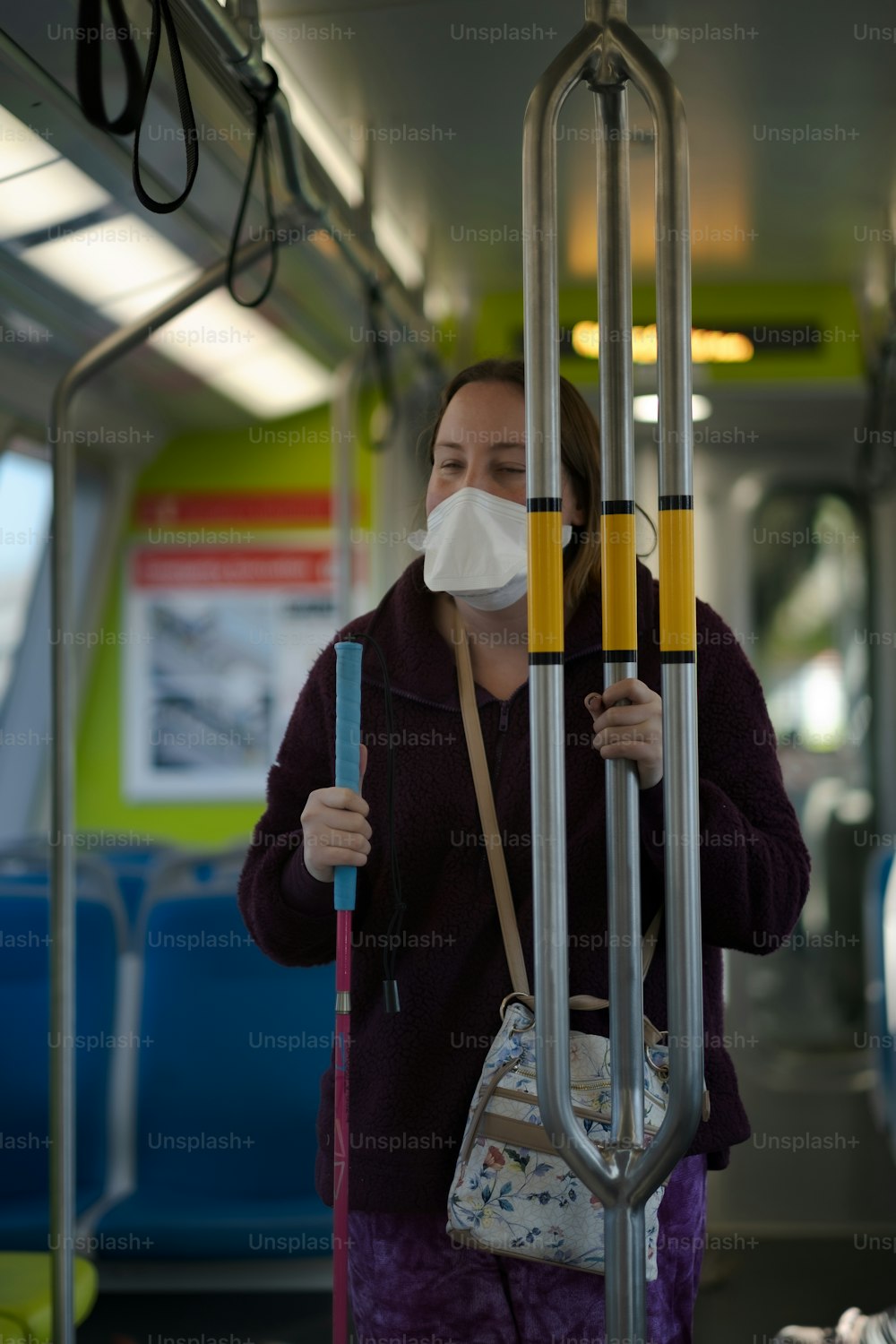 Une femme portant un masque facial dans un bus