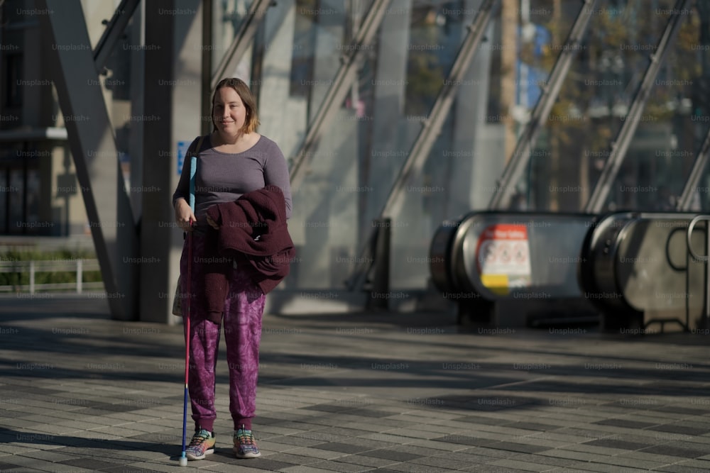 Eine Frau mit Rucksack steht auf einem Bürgersteig
