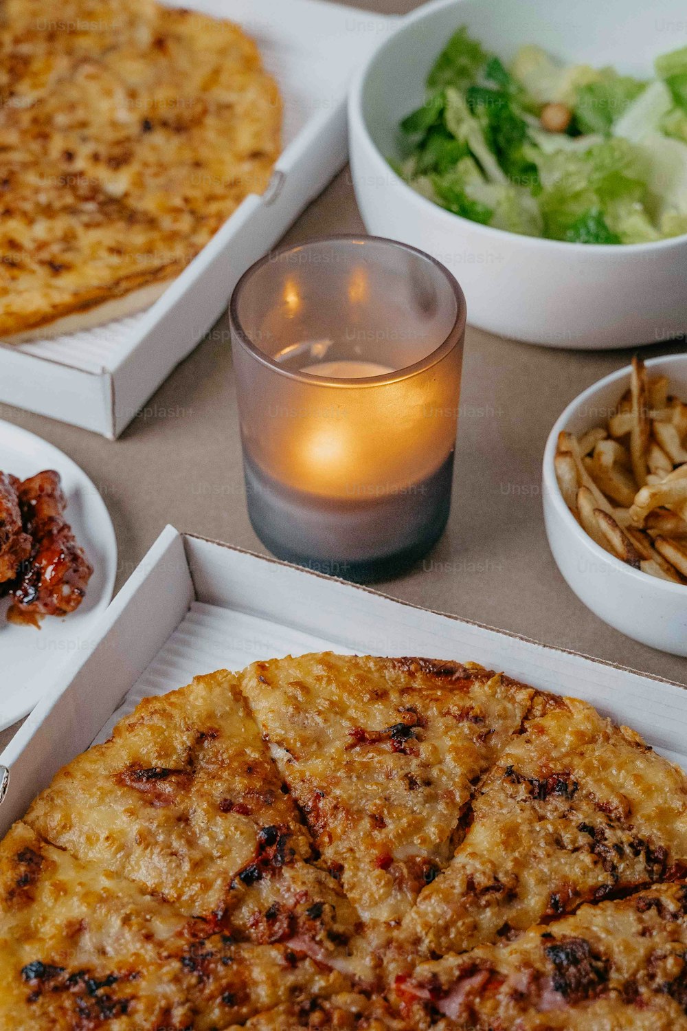 una mesa cubierta con pizzas y platos de comida