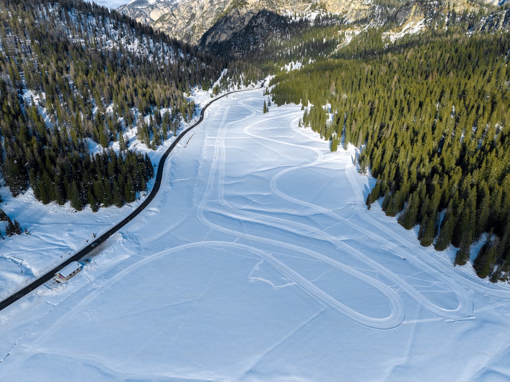 une vue aérienne d’une piste de ski enneigée