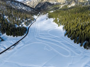 una veduta aerea di una pista da sci innevata