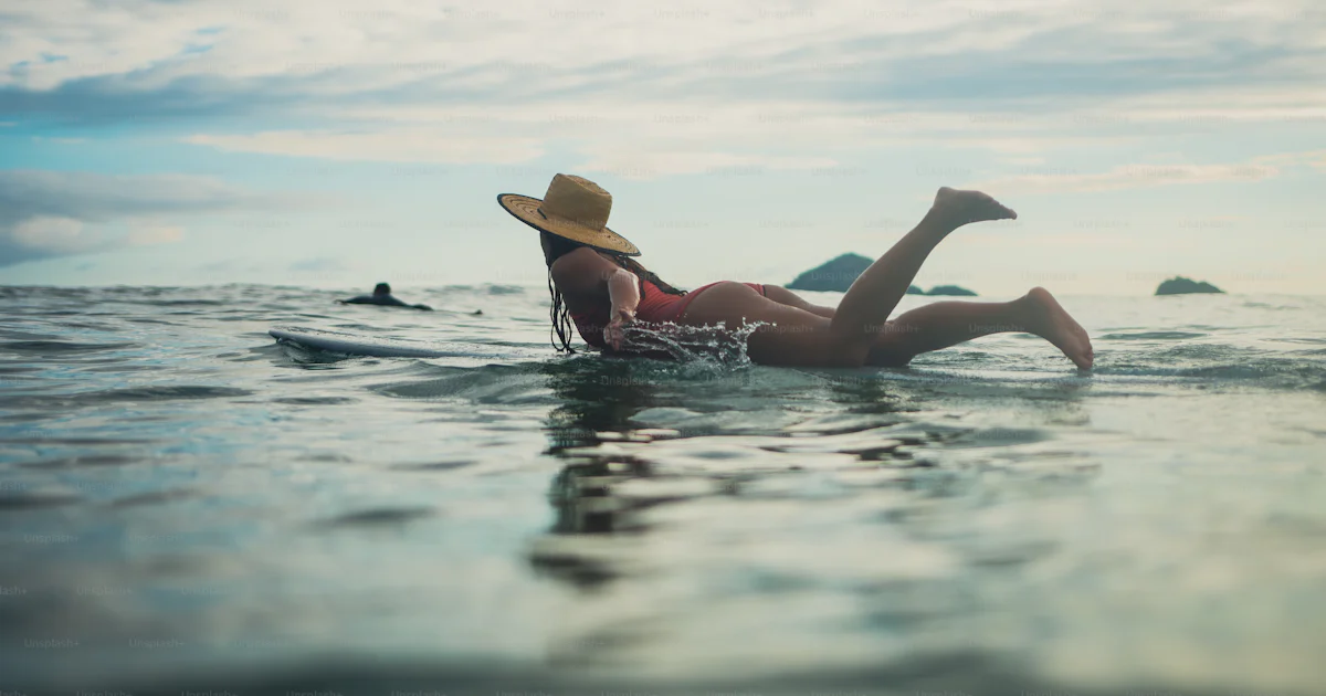 Una Mujer Acostada En Una Tabla De Surf En El Oc ano Foto Imagen De una-mujer-acostada-en-una-tabla-de-surf-en-el-oc-ano-foto-imagen-de