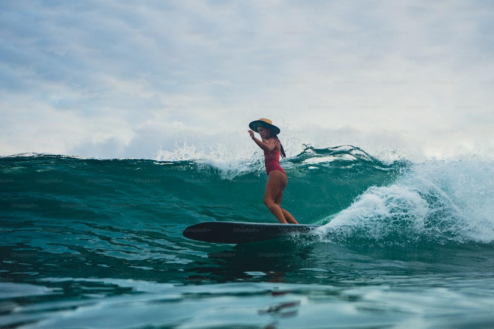 海の波でサーフボードに乗る女性