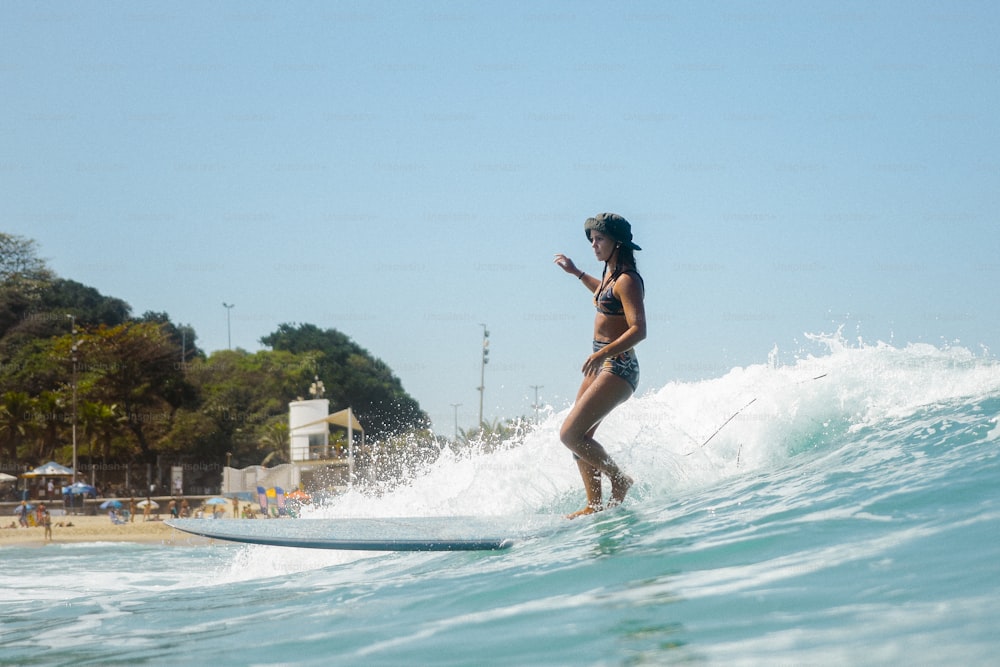 Une femme sur une planche de surf sur une vague dans l’océan