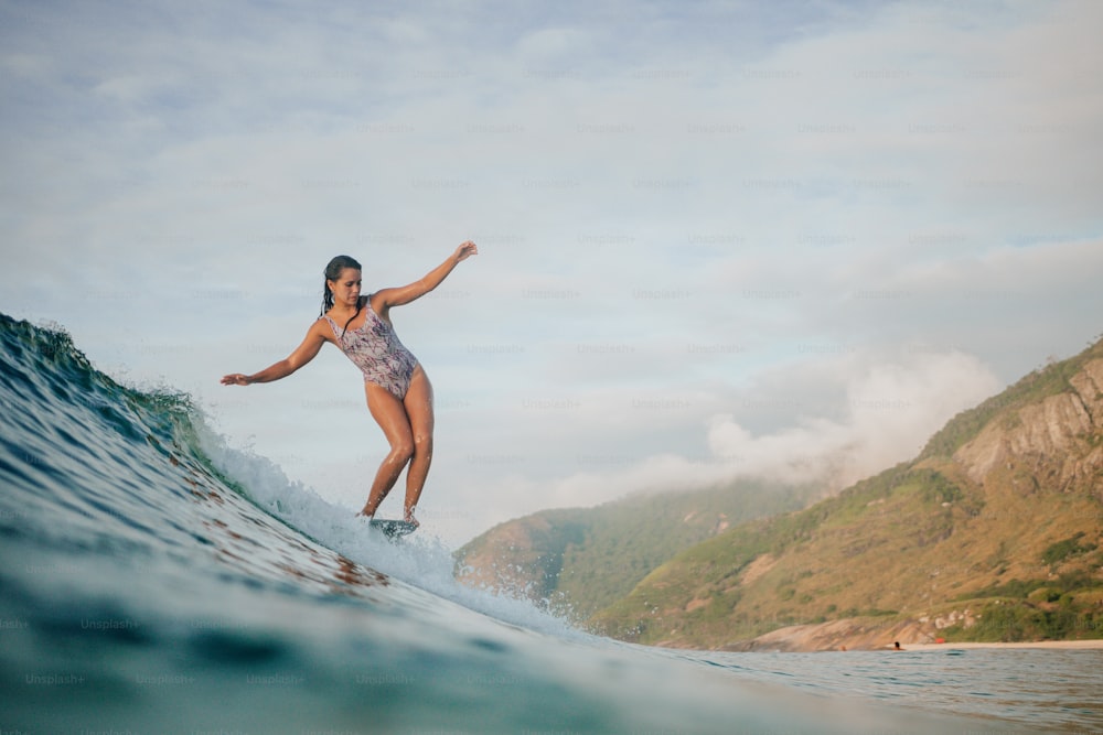 Una donna che cavalca un'onda in cima a una tavola da surf