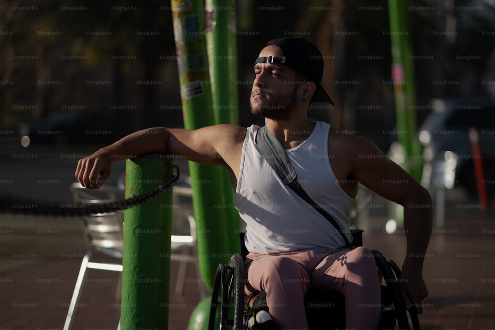 Ein Mann im Rollstuhl auf einem Bürgersteig