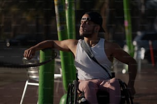 Un hombre en una silla de ruedas en una acera