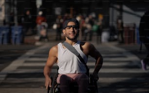 Un hombre en silla de ruedas en la calle