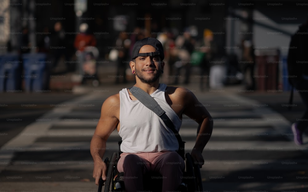 Un homme en fauteuil roulant dans la rue