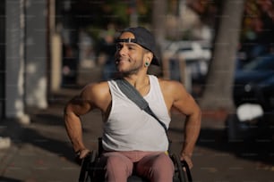 Un uomo su una sedia a rotelle per strada