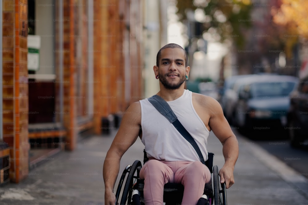 um homem em uma cadeira de rodas em uma rua da cidade