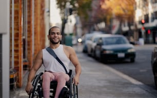 Un uomo su una sedia a rotelle su una strada della città