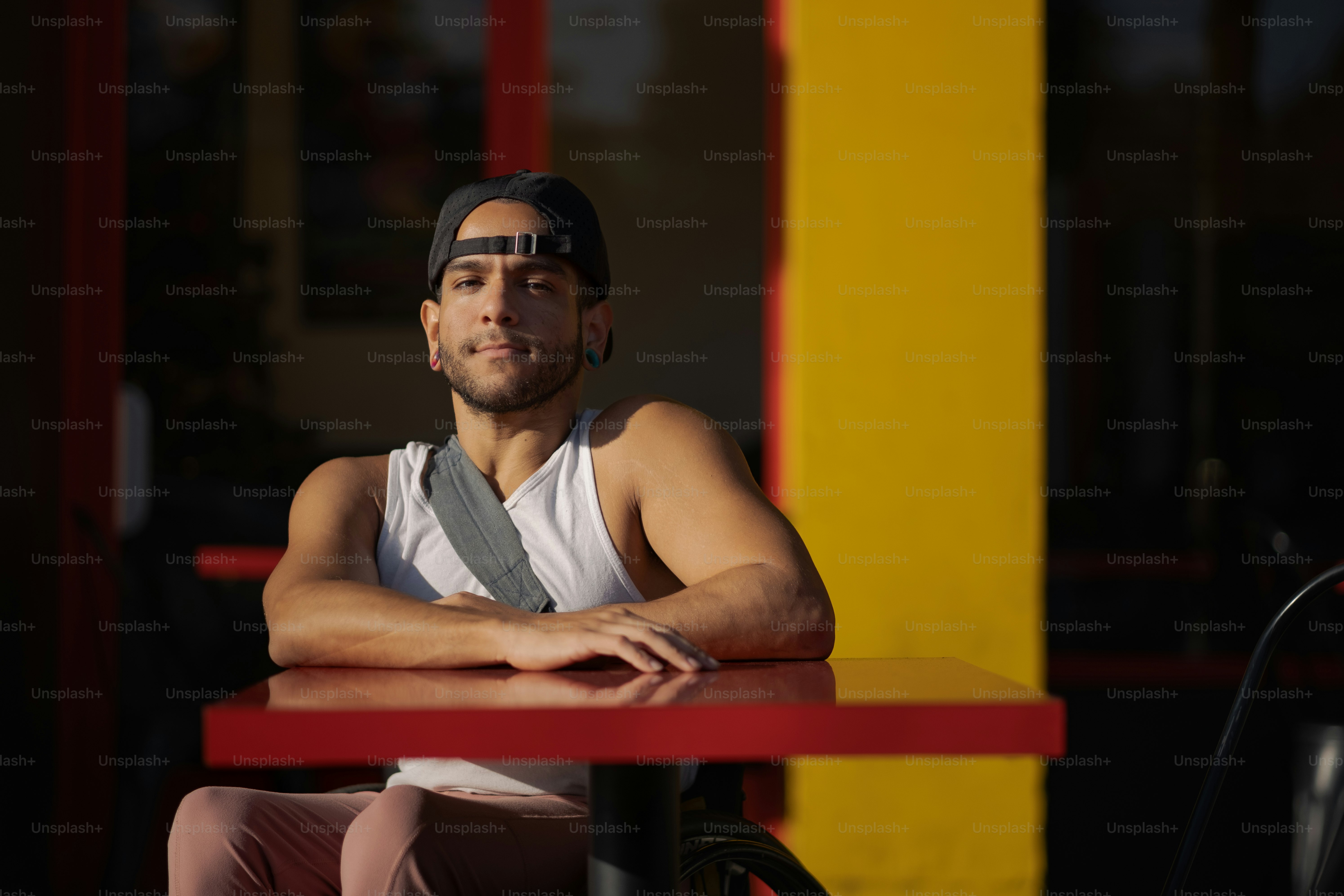 Un hombre sentado en una mesa con los brazos cruzados