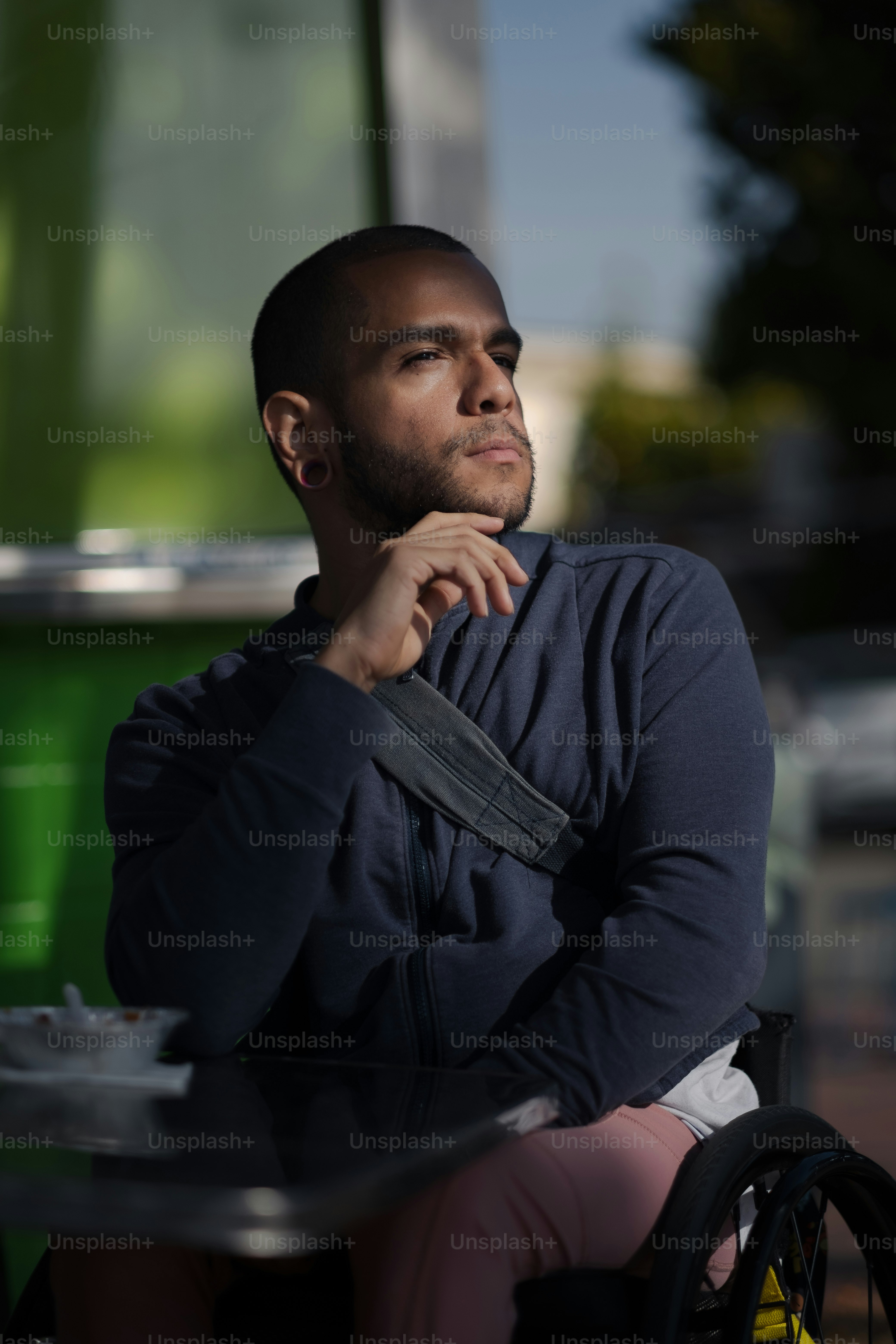 Un hombre en silla de ruedas sentado en una mesa