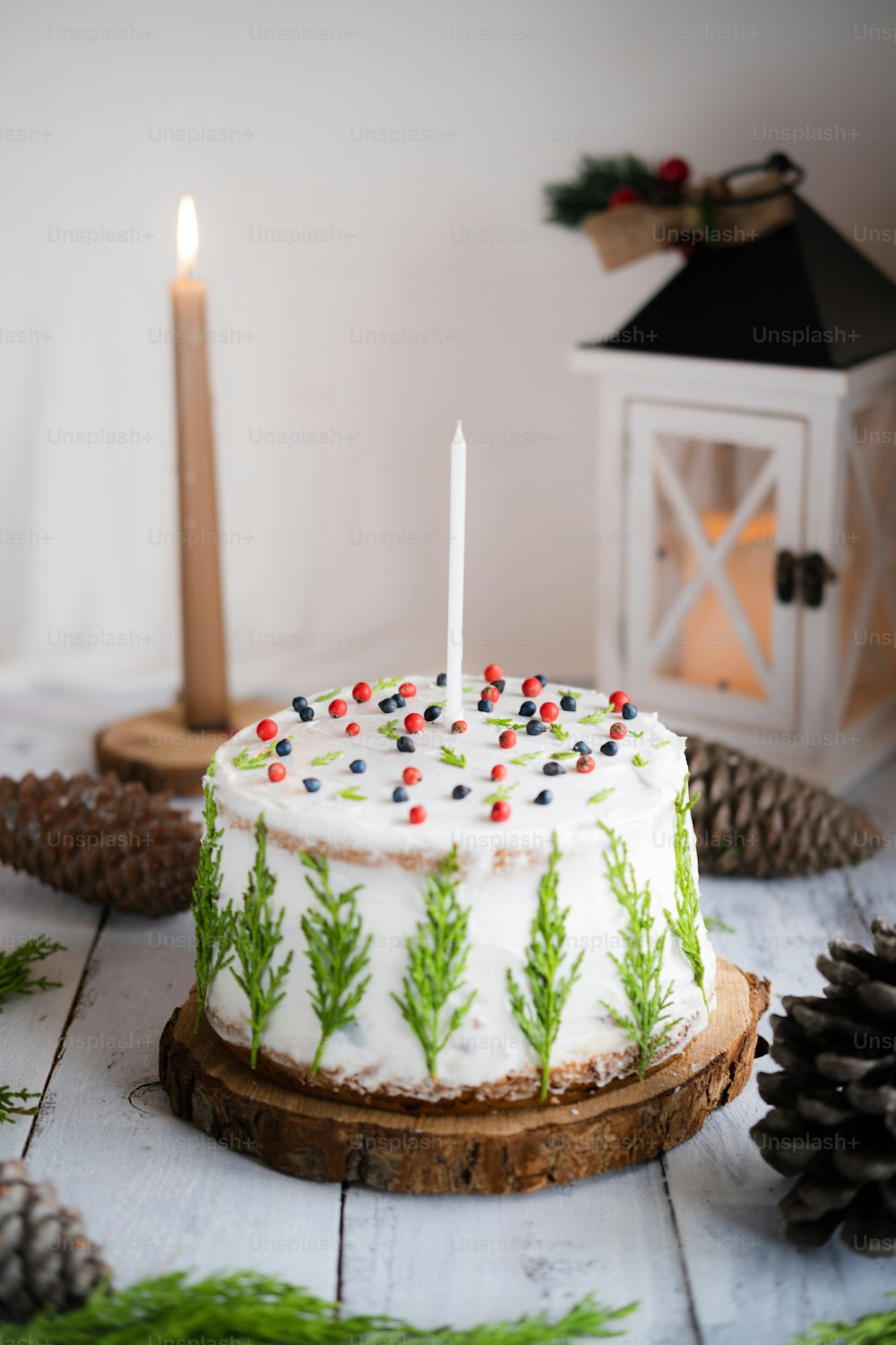 un pastel con una vela encima