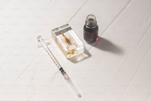 注射器と注射器の横にある液体のボトル