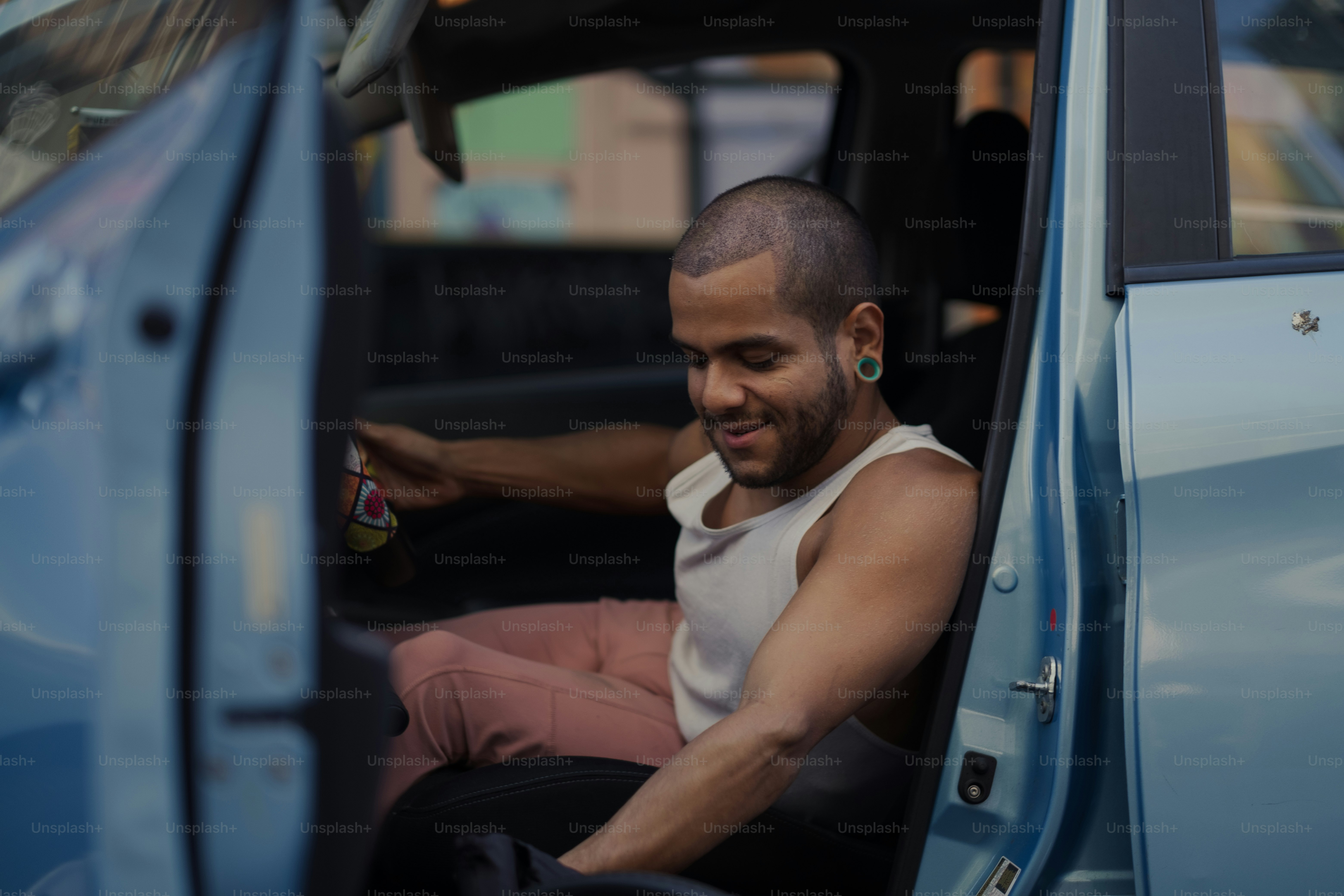 Ein Mann sitzt auf dem Fahrersitz eines Autos