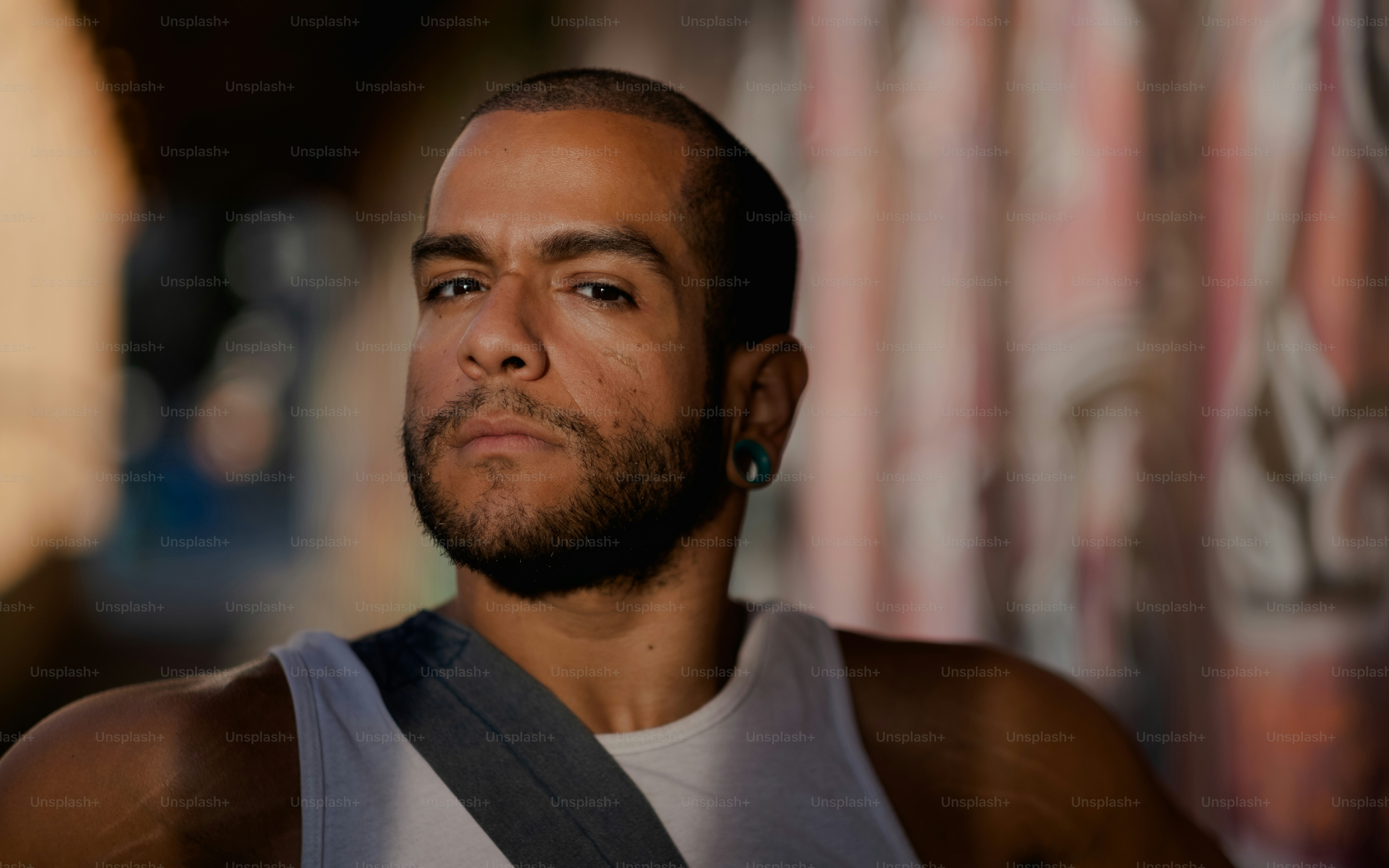 Ein Mann mit Bart in grauem Tanktop