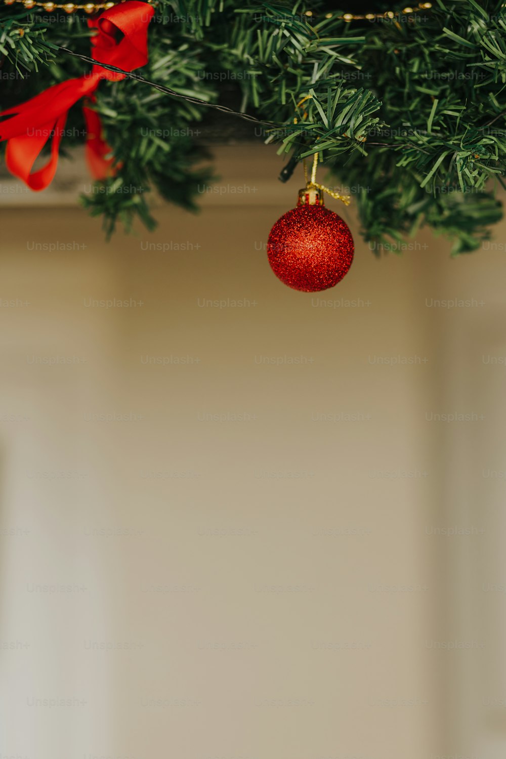 um ornamento vermelho pendurado em uma árvore de Natal