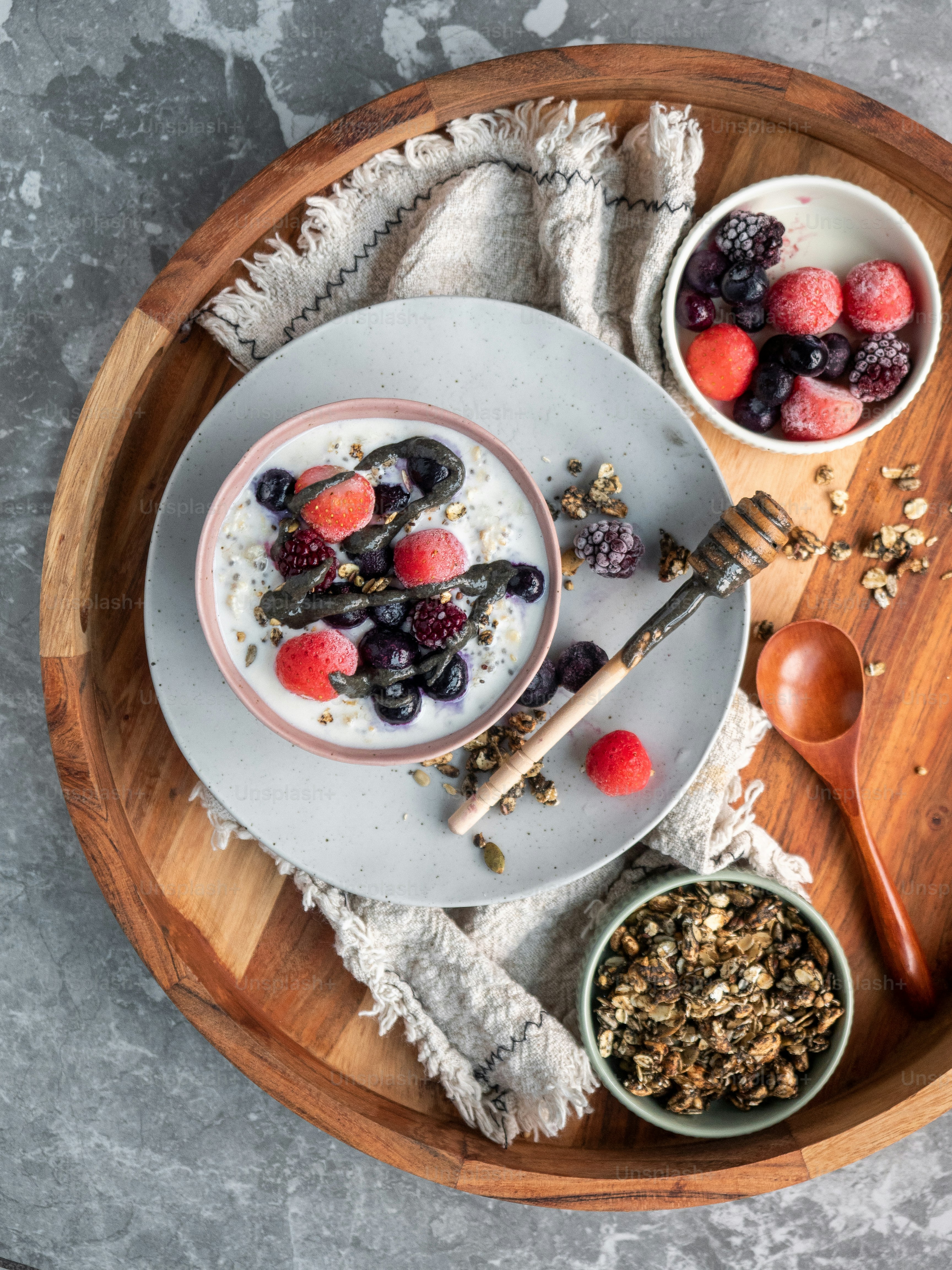 un tazón de yogur con bayas y granola