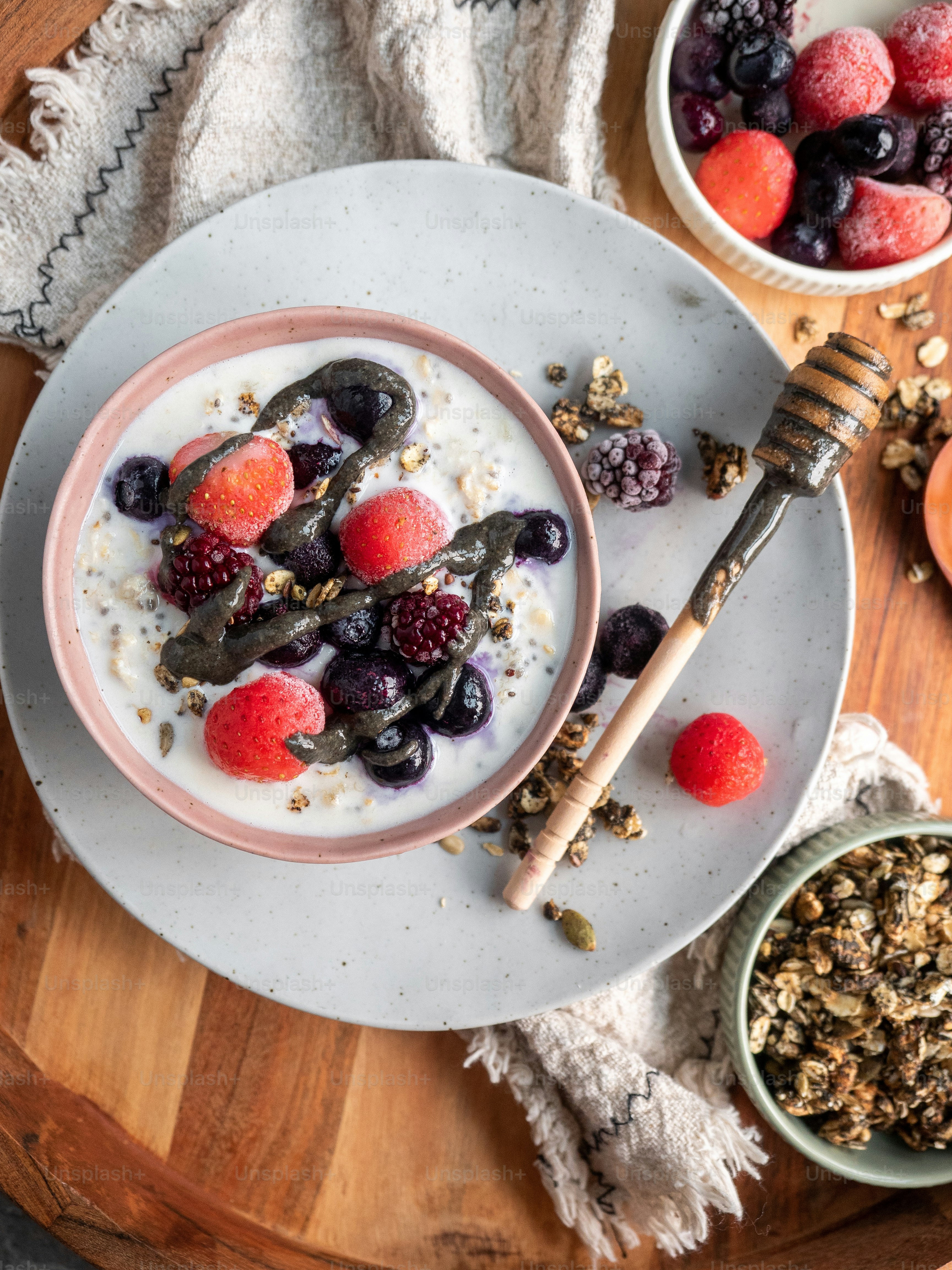 un tazón de yogur con bayas y granola