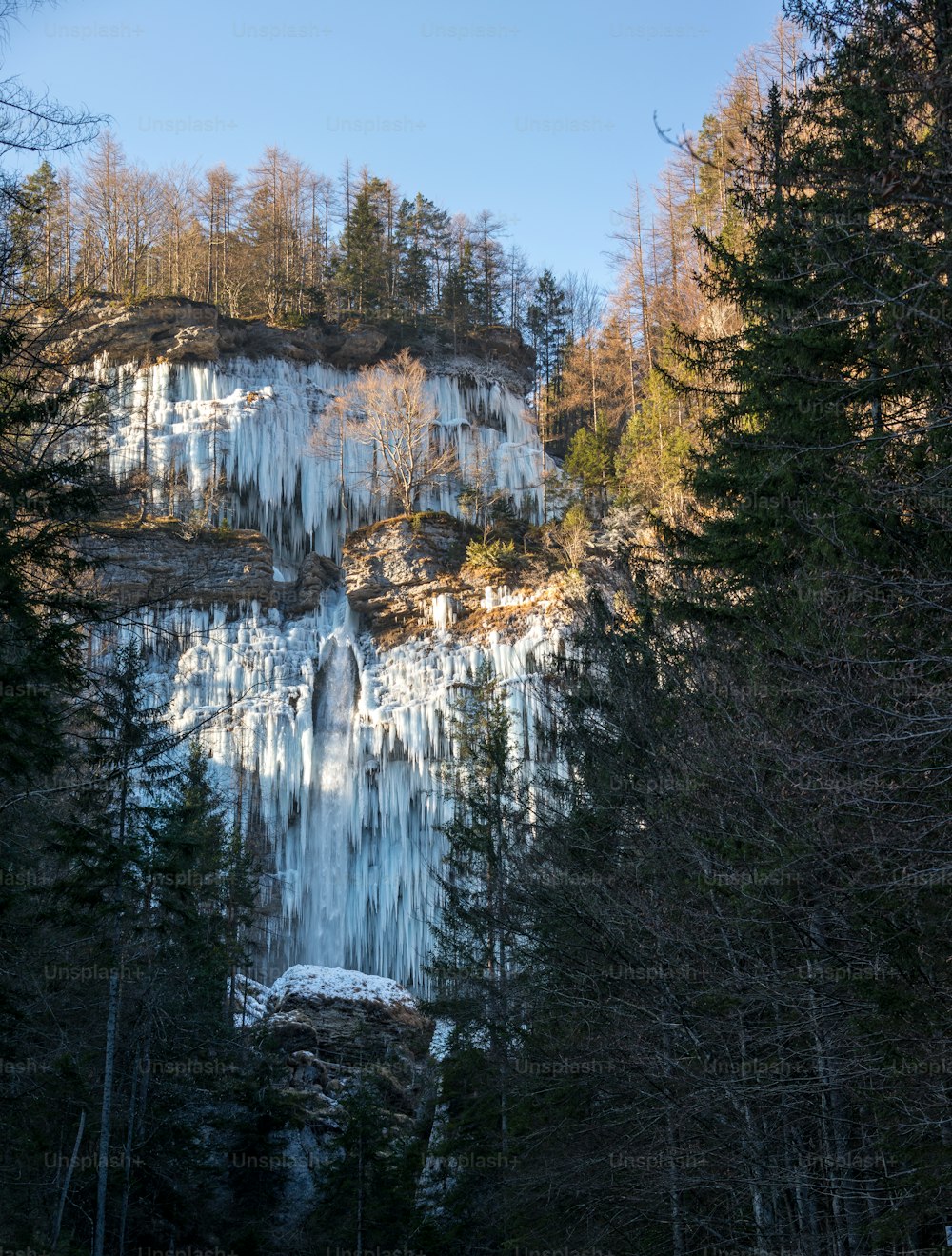 Ein Wasserfall mitten im Wald