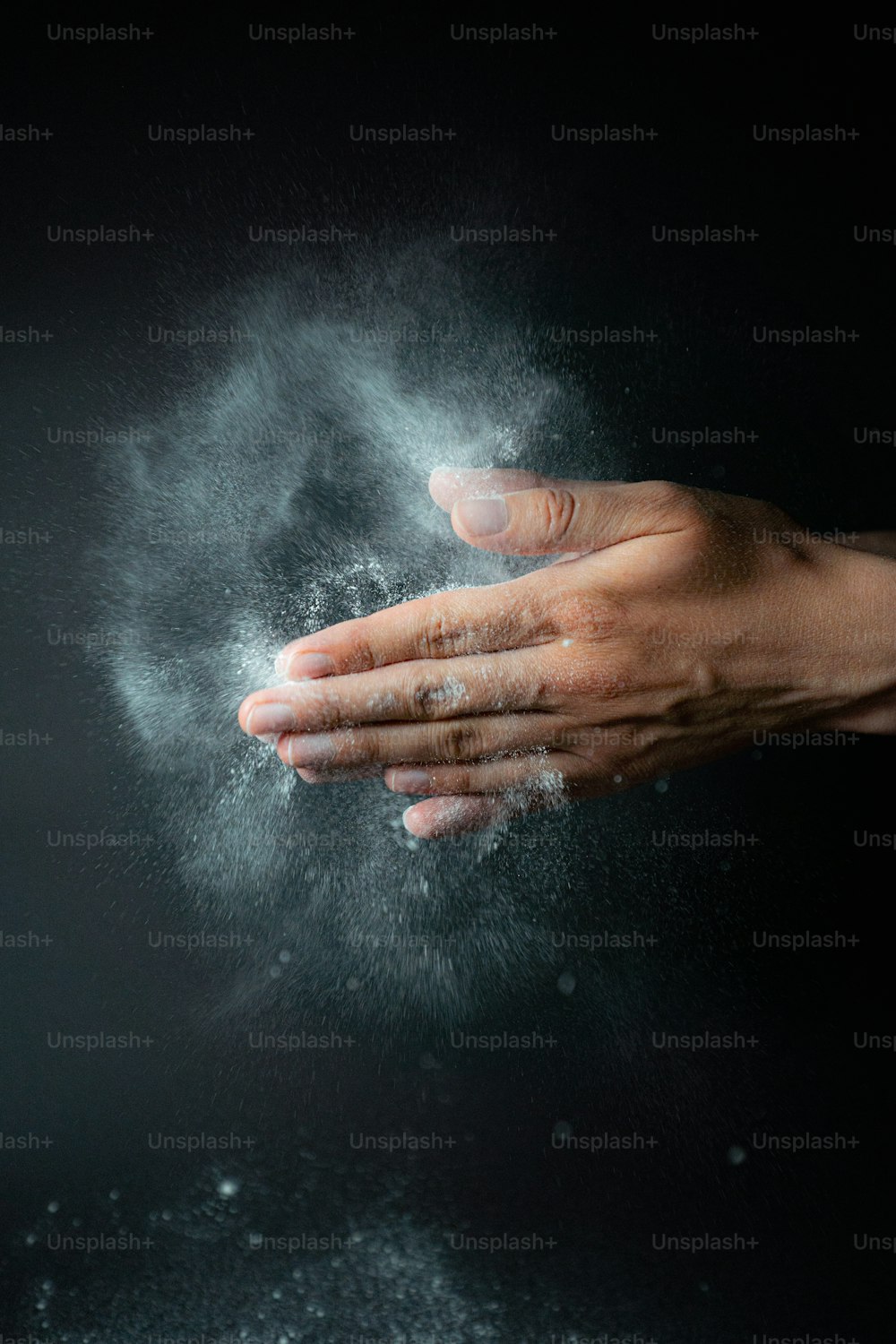 Les mains d’une personne sont saupoudrées de poudre