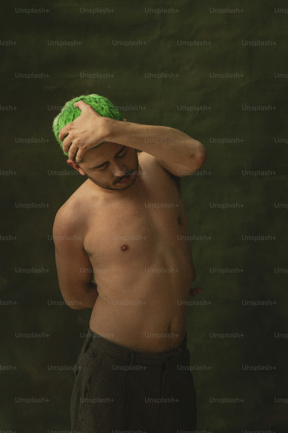 Un hombre con una toalla verde en la cabeza