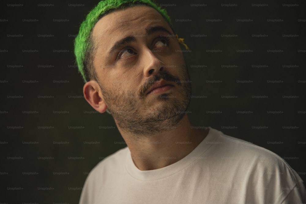 Ein Mann mit grünen Haaren und weißem T-Shirt