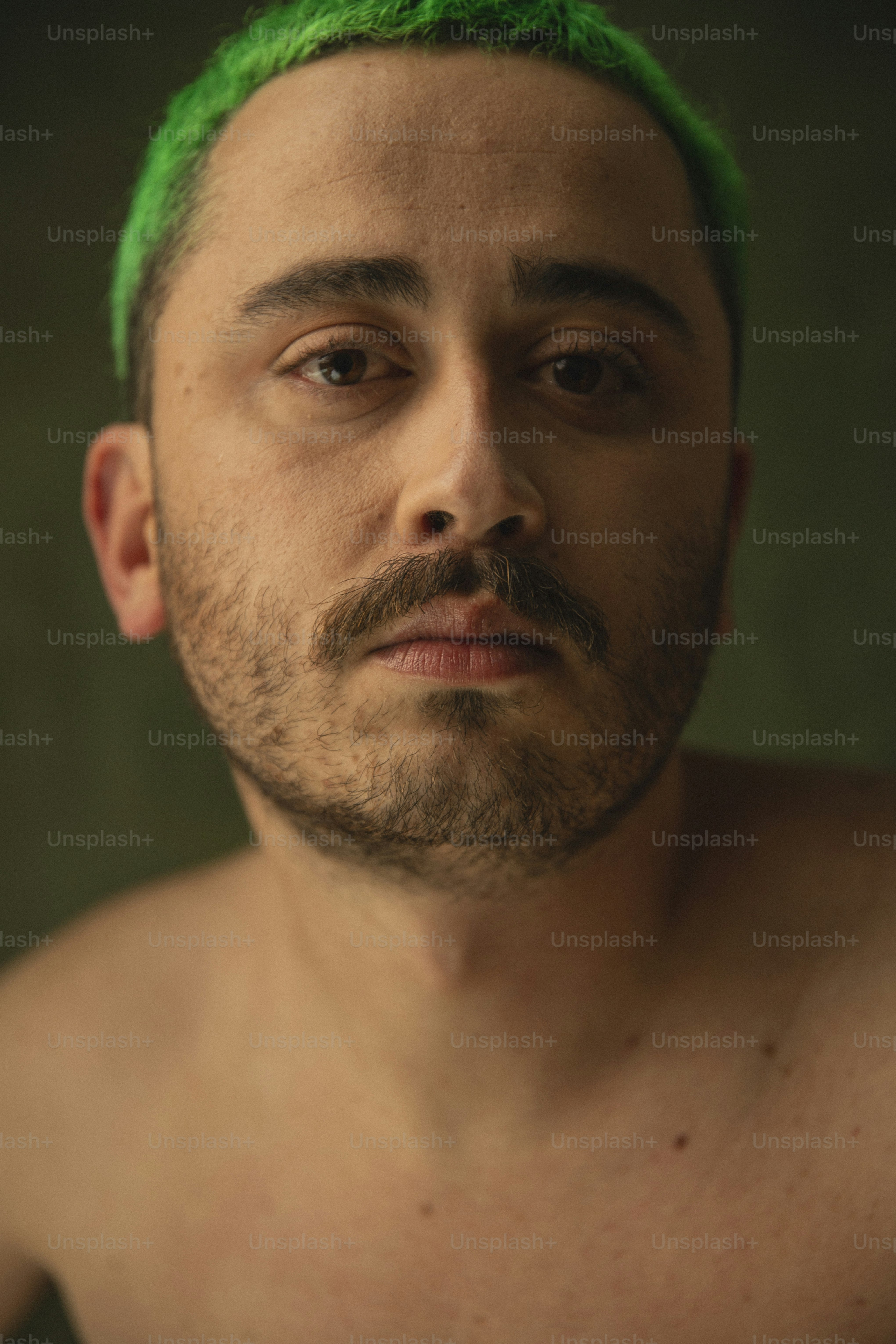Un homme aux cheveux verts et à la barbe