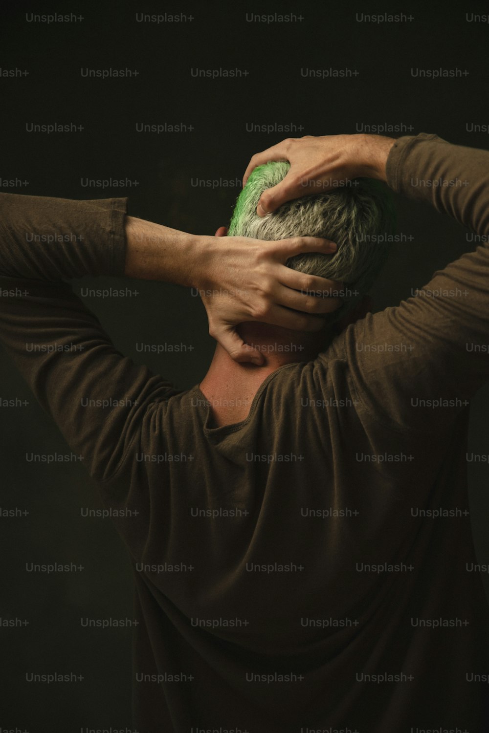 Ein Mann mit einer grünen Maske, die sein Gesicht bedeckt