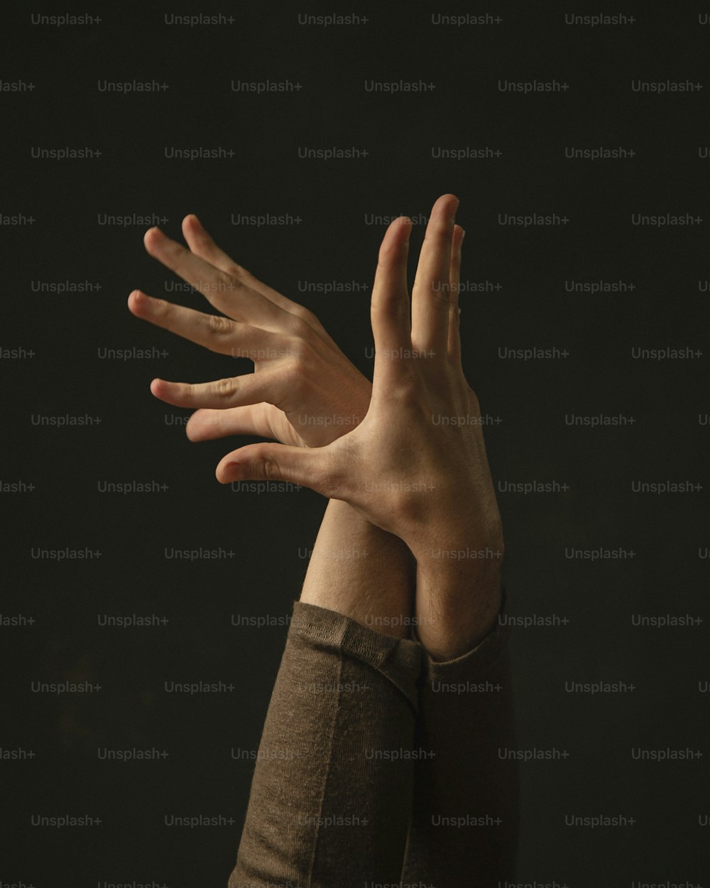 eine Person mit erhobenen Händen in der Luft