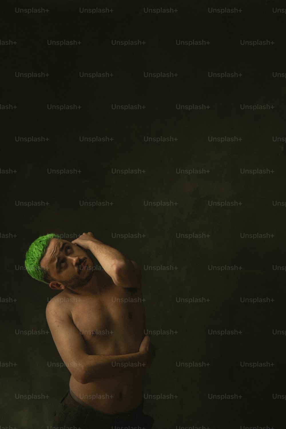 녹색 모자와 셔츠가없는 남자