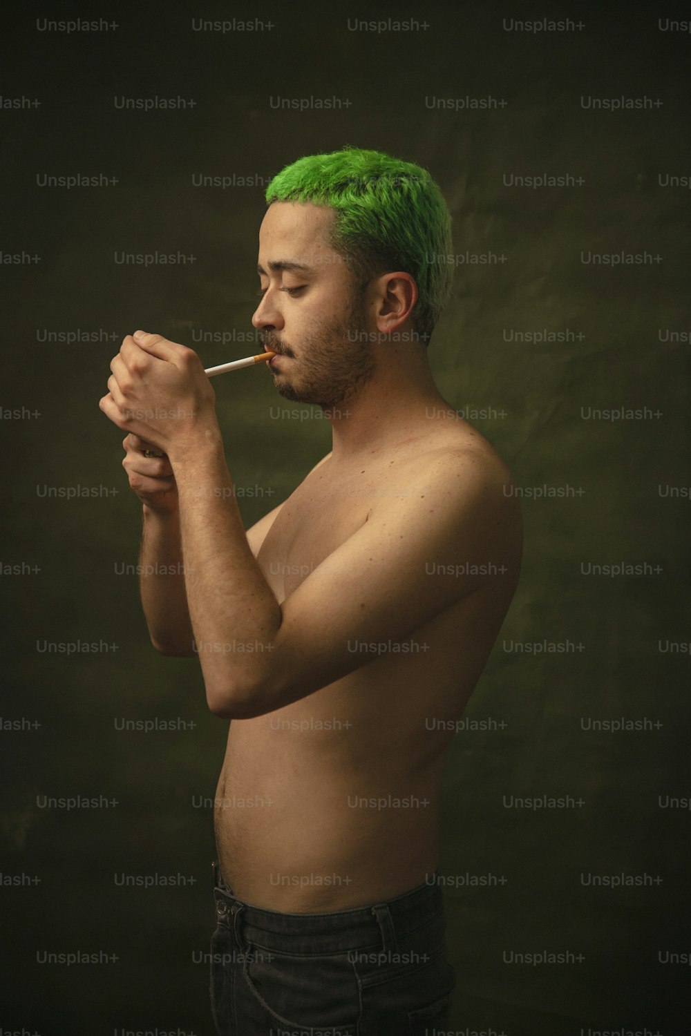 Un uomo con i capelli verdi che fuma una sigaretta