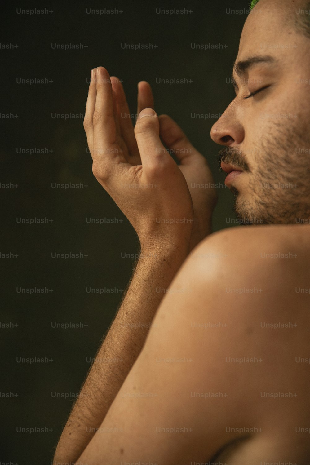 um homem com os olhos fechados orando