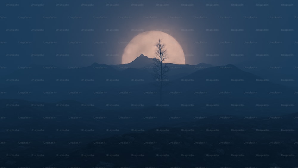 Una luna llena que se eleva sobre una cadena montañosa