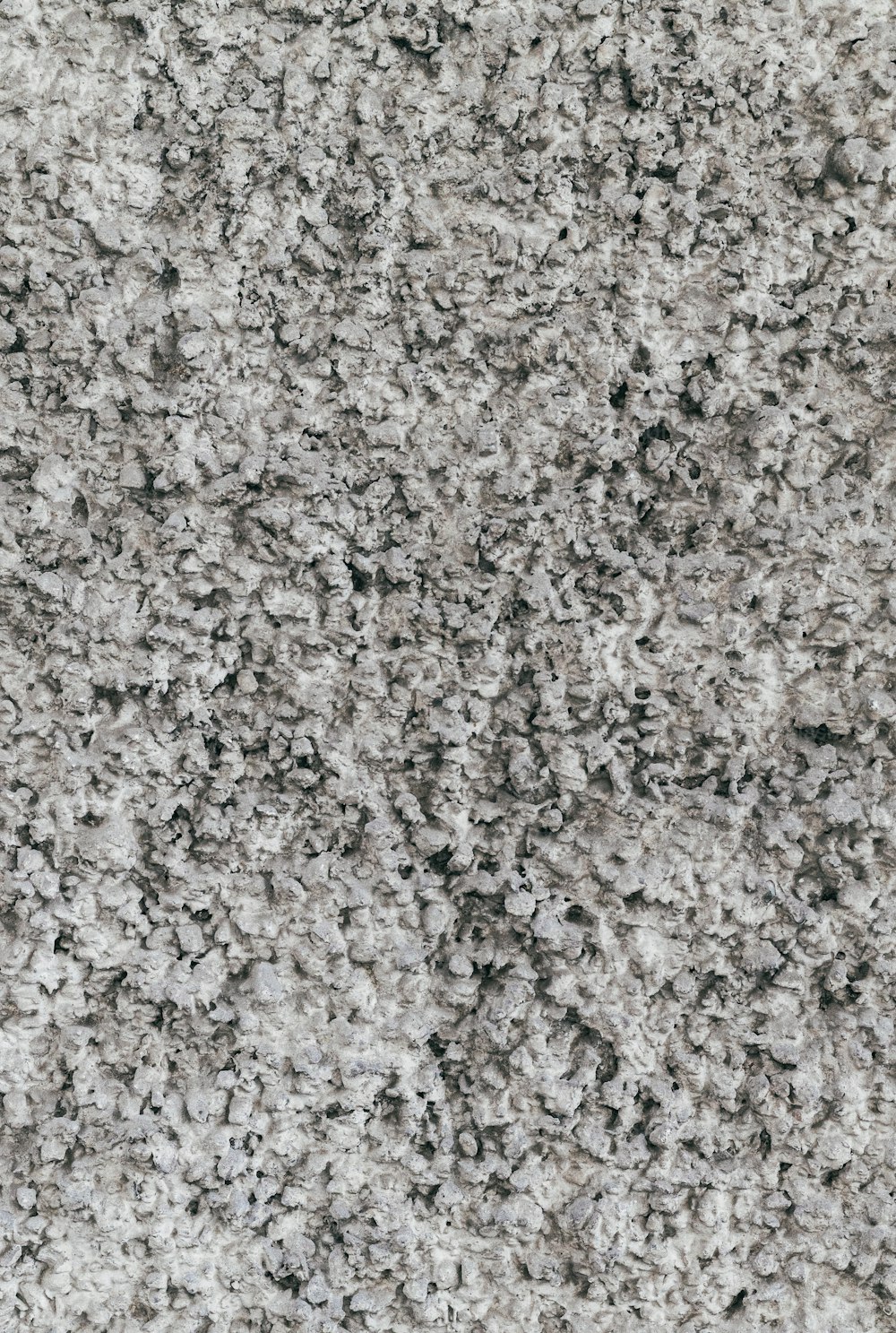 uma foto em preto e branco de uma parede de granito