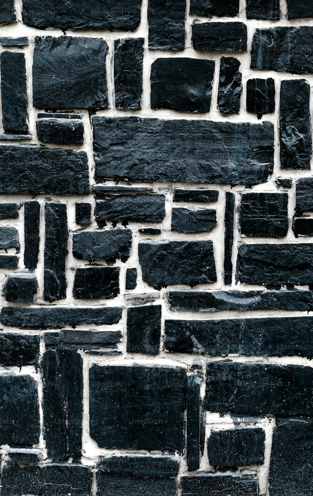 벽돌 벽의 흑백 사진